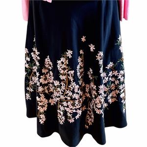 NWOT. Neiman Marcus black skirt with embroidery. Size 8